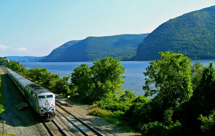 A Metro-North Hudson Line train passing the Breakneck Ridge station along the river