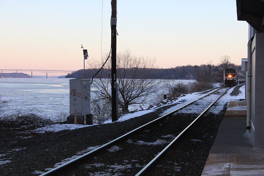 Amtrak train approaching Rhinecliff Station